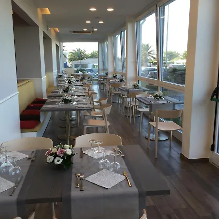 Отель Tritone 3*